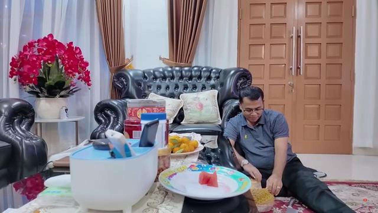 9 Potret Ruang TV Rumah Haji Faisal dan Mama Fuji, Nyaman untuk Kumpul Keluarga