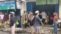 Sejumlah warga mengantri untuk pembelian gas LPG 3 Kg di pangkalan gas elpiji, Sukmajaya, Depok. (Liputan6.com/Dicky Agung Prihanto)