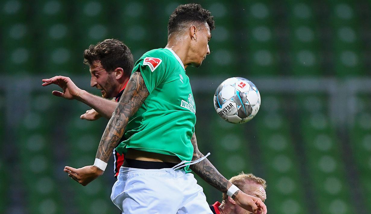 Bek Eintracht Frankfurt, David Abraham, berebut bola dengan pemain Werder Bremen pada laga lanjutan Bundesliga di Weser Stadion, Kamis (4/6/2020) dini hari WIB. Frankfurt menang 3-0 atas Bremen. (AFP/Stuart Franklin/pool)
