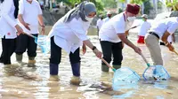 Bupati Banyuwangi Ifuk Fiestiandani Bersih-Bersih  Sungai Bagong Dalam acara Festival Kali Bersih. (Istimewa)