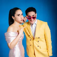 Vino G Bastian dan Marsha Timothy kembali beradu peran di sequel film Miracle in Cell No.7. Keduanya tampil serasi dengan gaya menggemaskan saat premiere film [@marshatimothy]