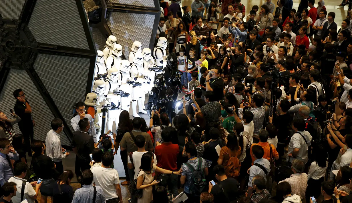 Pengunjung mengabadikan gambar para Stormtroopers dengan pesawat perangnya  di Bandara Changi, Singapura, Kamis (12/11/2015). Acara ini bertepatan dengan tur media Star Wars bertema All Nippon Airways ANA R2D2 Boeing 787. (REUTERS/Edgar Su) 