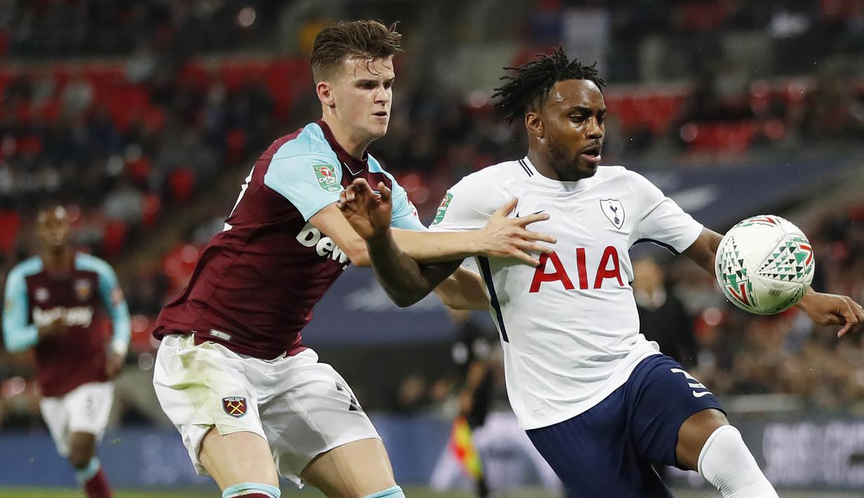 Bek Tottenham Hotspur, Danny Rose, berebut bola dengan bek West Ham United, Sam Byram, pada laga Piala Liga Inggris di Stadion Wembley, Rabu (25/10/2017). West Ham United menang 3-2 atas Tottenham Hotspur. (AP/Kirsty Wigglesworth)
