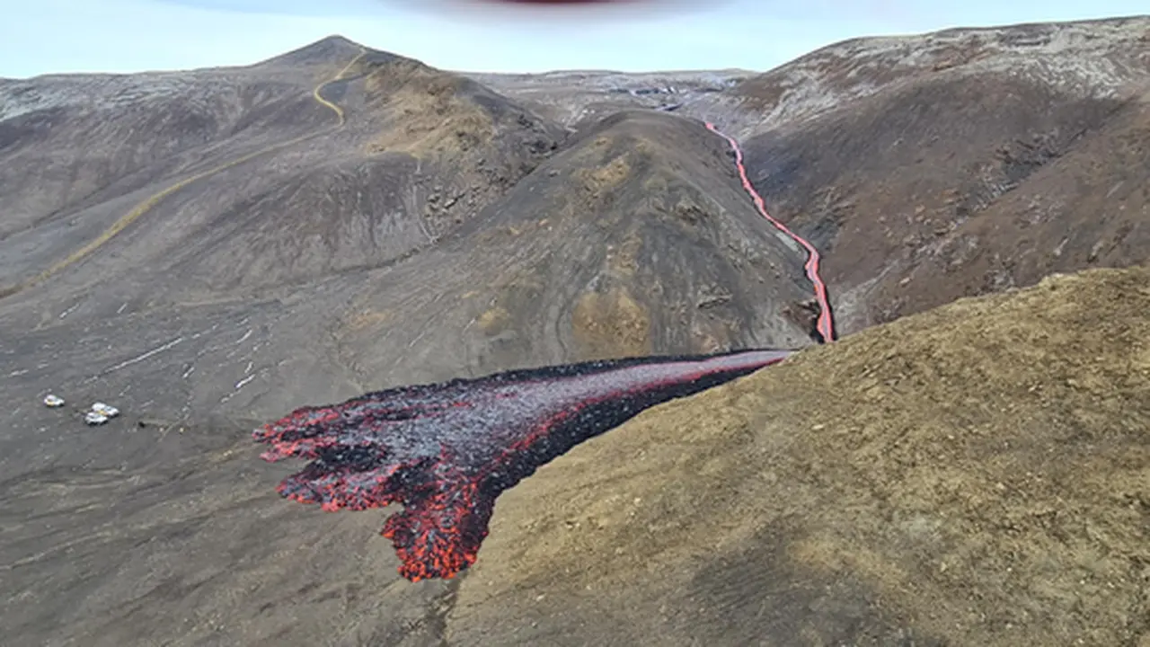 Bikin Merinding, Ini Hasil Foto Semburan Uap dan Lava di Islandia