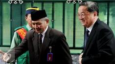 Ketua Majelis Permusyawaratan Tiongkok Yu Zhengseng (kanan) tiba di Masjid Istiqlal, Jakarta, Senin (27/7). Yu Zengsheng senang melakukan kunjungan ke Indonesia, kekagumannya terhadap toleransi antarumat beragama. (Liputan6.com/Herman Zakharia)