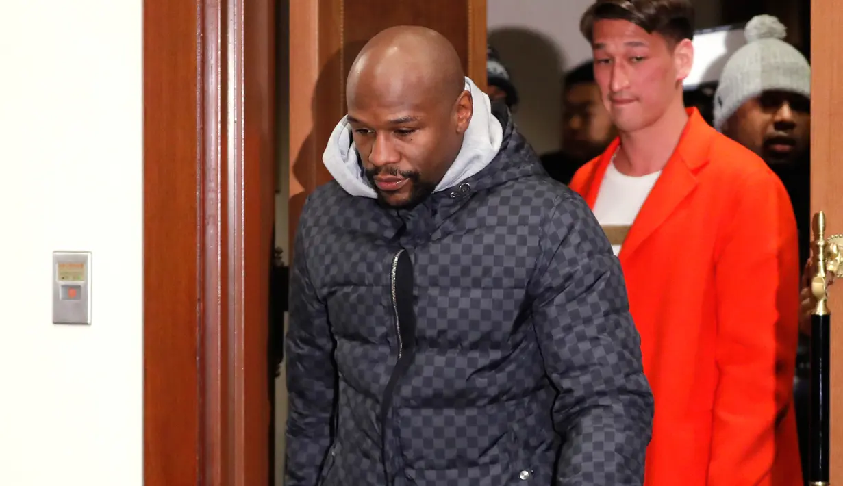 Floyd Mayweather Jr tiba untuk konferensi pers di Tokyo (29/12). Mayweather akan melawan kickboxer Jepang Tenshin Nasukawa dalam pertandingan eksibisi tiga putaran di Jepang pada Malam Tahun Baru. (AP Photo/Eugene Hoshiko)