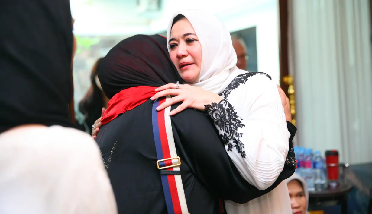 Shanty Widhiyanti atau lebih dikenal dengan Shanty NS, saat menerima ucapan belasungkawa dari para pelayat yang terus berdatangan. (Nurwahyunan/Bintang.com)