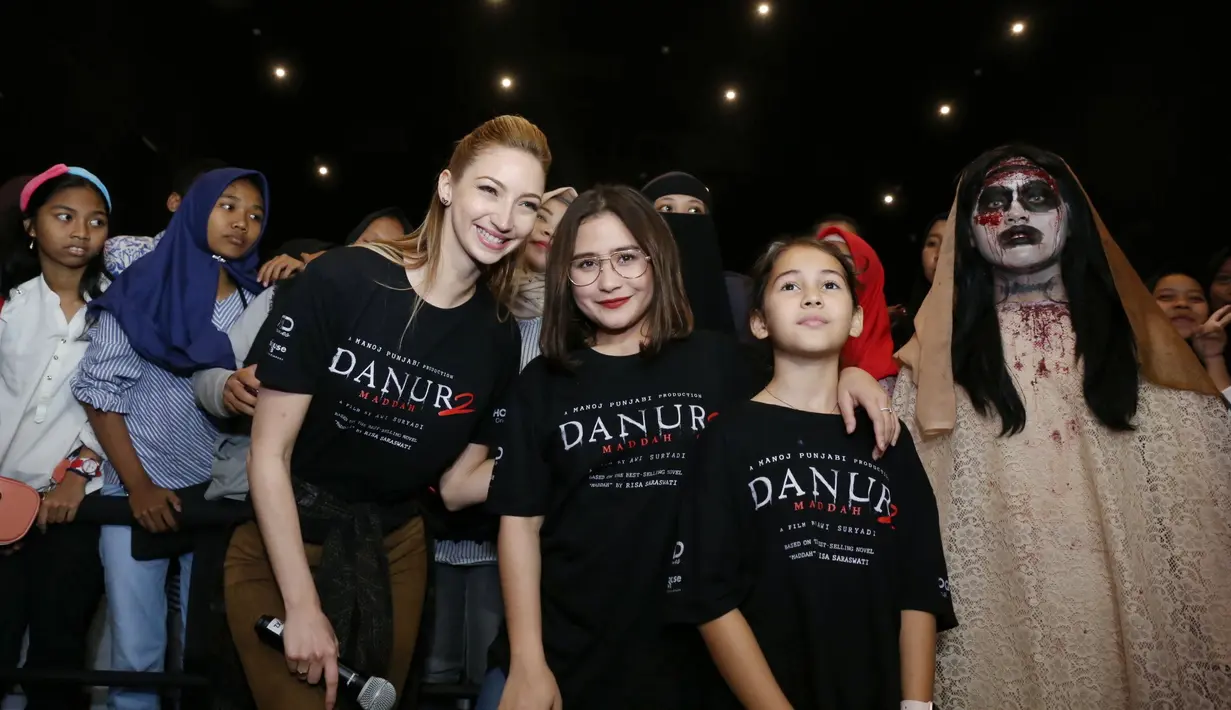 "Antusias penonton Danur 2 itu luar biasa. Bukan cuma penontonnya banyak, tapi apa yang dilakukan oleh penonton-penontonnya. Contoh, diberbagai daerah ada yang rela berdandan kayak hantu" ujar Prilly Kamis (5/4). (Nurwahyunan/Bintang.com)