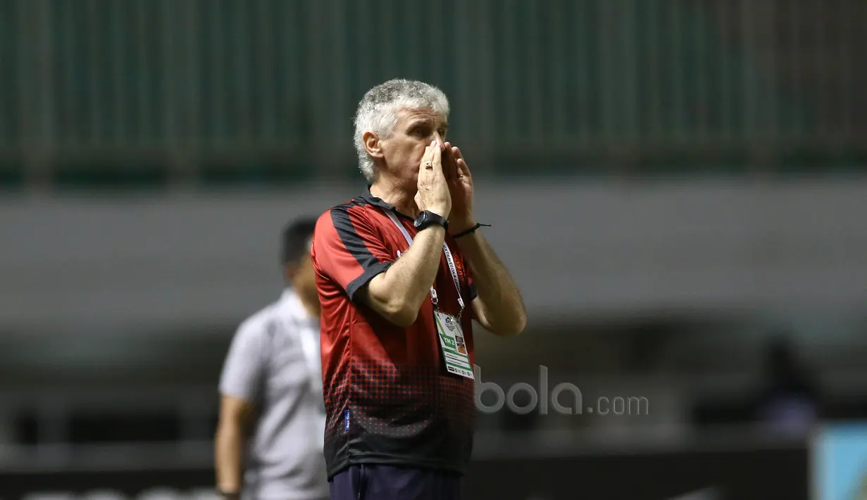 Ivan Kolev menutup sambil berteriak memberikan instruksi kepada para pemain PS TNI melawan Perseru Serui pada Liga 1 2017 di Stadion Pakansari, Bogor, Minggu (18/6/2017). PS TNI menang 1-0. (Bola.com/Nicklas Hanoatubun)