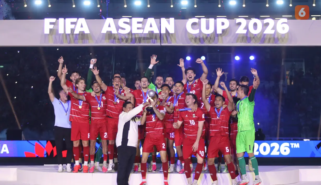 Pesepak bola Timnas Indonesia mengangkat trofi setelah memastikan gelar juara FIFA ASEAN Cup 2026 usai mengalahkan Thailand melalui adu penalti di Stadion Utama Gelora Bung Karno (SUGBK), Jakarta, Senin (5/10/2026). Kemenangan tersebut menjadi gelar perdana Indonesia di kejuaraan regional senior tersebut.(KLY/Budy Santoso)