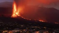 Lava mengalir dari gunung berapi saat terus meletus di pulau Canary La Palma, Spanyol, Selasa (26/10/2021). Aliran lava baru telah muncul setelah runtuhnya sebagian kawah dan mengancam akan menelan daerah yang sebelumnya tidak terpengaruh. (AP Photo/Emilio Morenatti)
