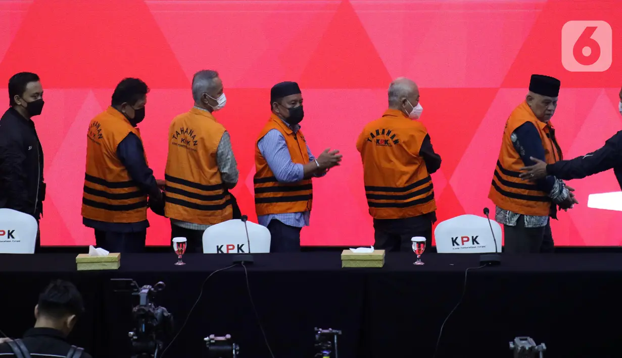 Lima orang tersangka korupsi pengesahan RAPBD Provinsi Jambi Tahun Anggaran 2017-2018 ditahan Komisi Pemberantasan Korupsi (KPK), Jakarta, Senin (8/5/2023). (Liputan6.com/Helmi Fithriansyah)