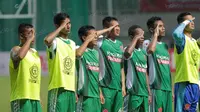 Gaya pemain PS TNI saat merayakan kemenangan atas Semen Padang pada lanjutan Torabika SC 2016 di Stadion Pakansari, Bogor, Minggu (23/10/2016). (Bola.com/Nicklas Hanoatubun)