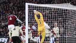 Gol pertama West Ham United tercatat sebagai gol bunuh diri kiper Liverpool, Alisson. Berawal dari sepak pojok West Ham yang dilepaskan Pablo Fornals, Angelo Ogbonna berusaha untuk mengambil bola dan berduel dengan Alisson. (AP Photo/Ian Walton)