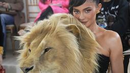 Bintang reality berusia  25 tahun Kylie Jenner duduk saat menghadiri koleksi Schiaparelli Haute Couture Spring-Summer 2023 di Paris, Senin, 23 Januari 2023. Boneka Kepala singa itu dijahit di bagian depan gaun beludru hitam berpelukan yang chic dengan desain strapless yang stylish. (AP Photo/Michel Euler)