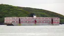 Kapal tiga lantai itu akan menampung sekitar 500 imigran saat berada di Pelabuhan Portland, lepas pantai kota Weymouth. (Matt Keeble/PA via AP)