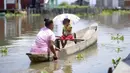 Seorang wanita mendayung sampan bersama putrinya di Cienaga Grande de Santa Marta, Nueva Venecia, Kolombia, 12 Oktober 2021. Sekitar 400 keluarga tinggal di rumah panggung di Cienaga Grande. (AP Photo/Fernando Vergara)