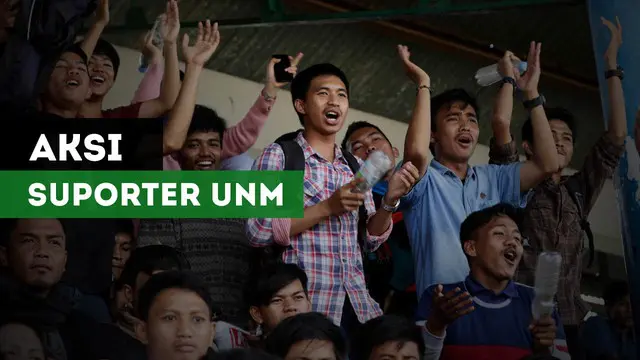Aksi mahasiswa-mahasiswi Universitas Negeri Makassar saat mendukung rekan-rekannya yang bertanding.