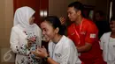 Menteri Sosial, Khofifah Indar Parawansa (kiri) bersalaman dengan atlet khusus tuna grahita (Special Olympics Indonesia/SOIna) saat melakukan Open House Lebaran di rumahnya di kawasan Widya Chandra, Jakarta, Jumat (17/7/2015). (Liputan6.com/Johan Tallo)