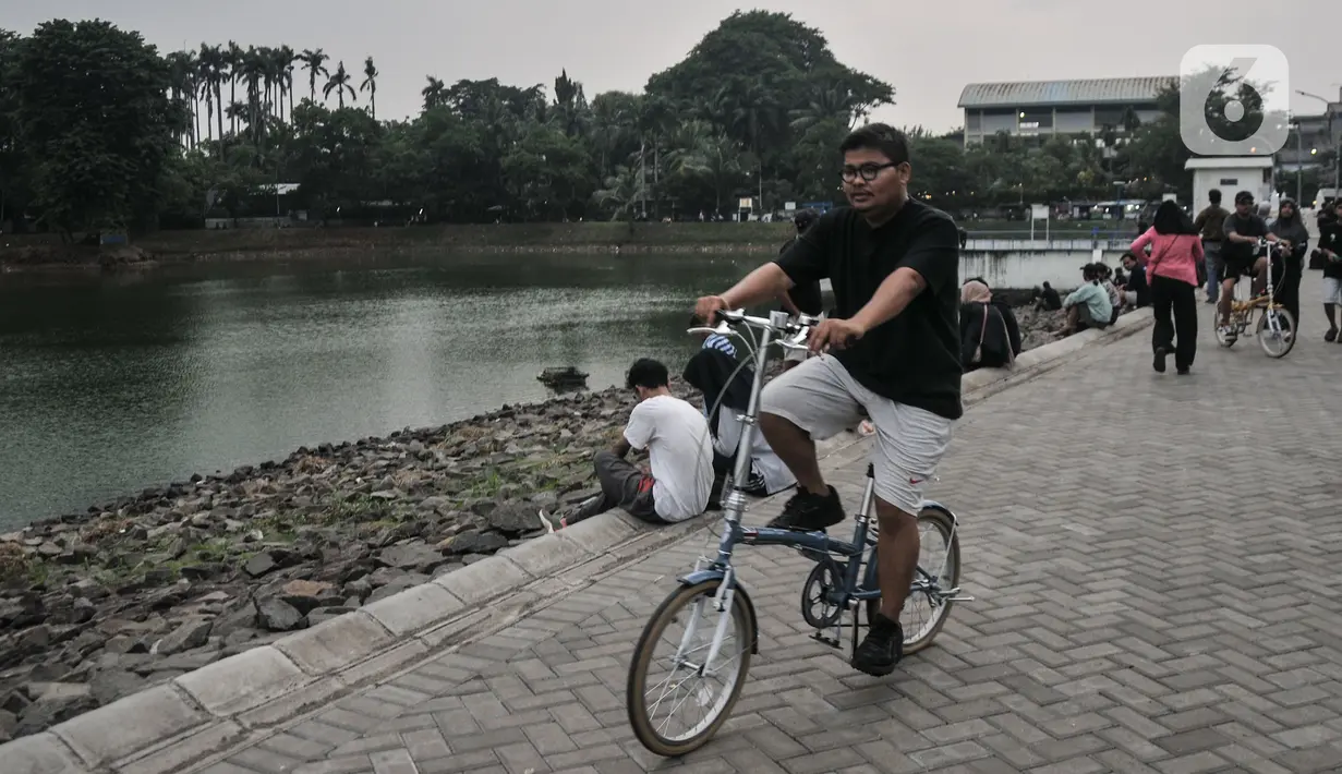 Pengunjung saat bersepeda sore di kawasan Situ Gintung, Ciputat, Tangerang Selatan, Minggu (12/3/2023). Situ Gintung masih menjadi wisata alternatif dan sarana olahraga warga dalam menghabiskan akhir pekan bersama keluarga. (Liputan6.com/Iqbal S. Nugroho)