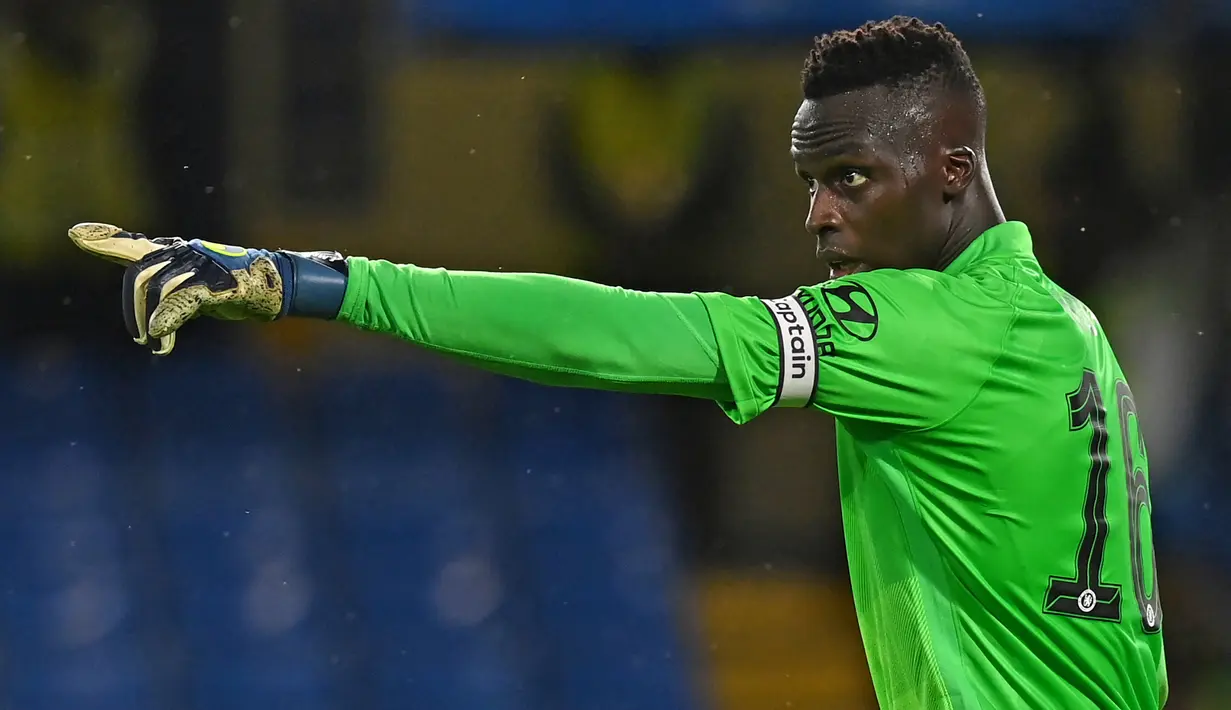 Edouard Mendy. Kiper asal Senegal berusia 29 tahun yang kini memasuki musim keduanya bersama Chelsea total membuat 29 clean sheet di semua ajang selama tahun 2021. Berkat penampilannya, The Blues berada di posisi kedua klasemen Liga Inggris hingga akhir tahun 2021. (AFP/Glyn Kirk)