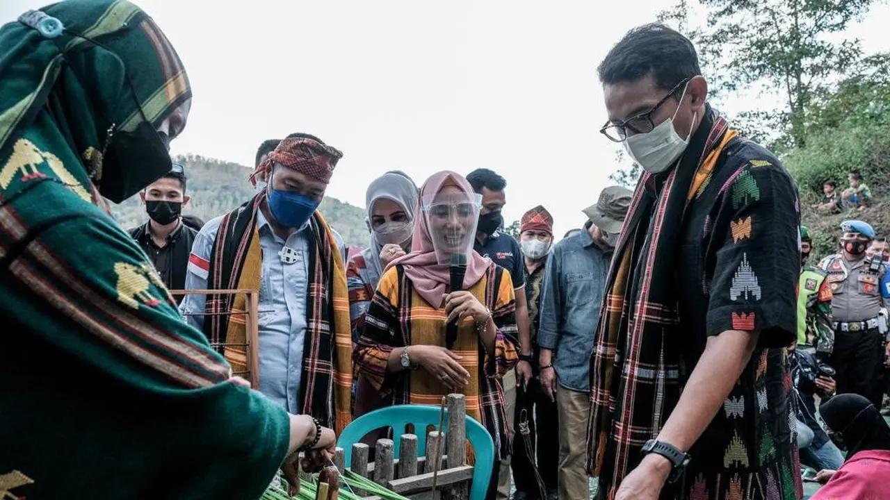 Menparekraf Sandiaga Uno berkunjung ke Rumah Adat Uma Lengge Wawo, Desa Maria, Kecamatan Wawo, Kabupaten Bima, NTB