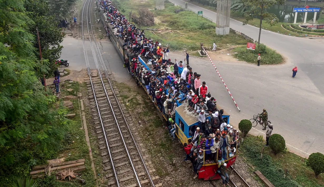 Muslim Bangladesh pergi menggunakan kereta setelah ambil bagian dalam Akheri Munajat (doa terakhir) selama pertemuan Muslim tahunan 'Biswa Ijtema' di Tongi, utara Dhaka, Minggu (12/1/2020). Bishwa Ijtema merupakan merupakan pertemuan terbesar kedua Muslim di dunia setelah haji. (MUNIR UZ ZAMAN/AFP)