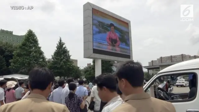 Warga Korea Utara menyambut baik berita tentang uji rudal terbaru  mereka di jalan-jalan ibukota Pyongyang pada hari Sabtu (29/07/2017)