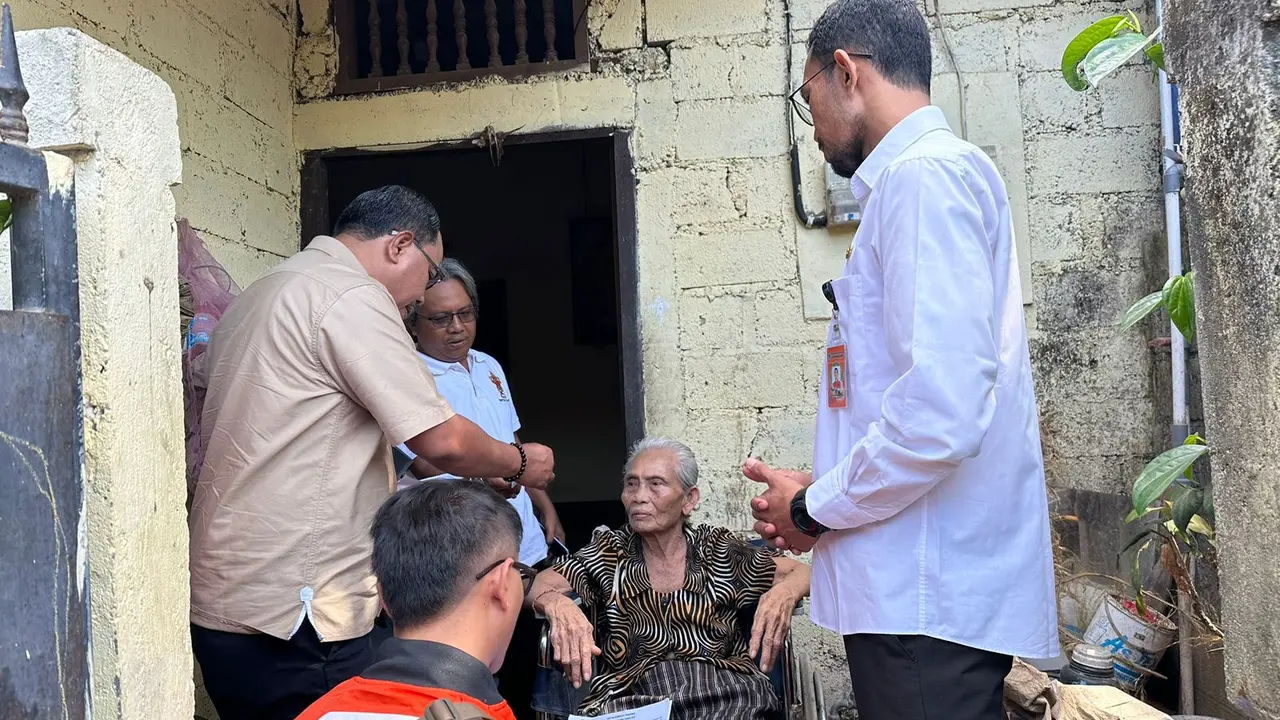 PT Pos Indonesia (Persero) melanjutkan pendistribusian Bansos Sembako dan PKH oleh Kementerian Sosial di Provinsi Bali, tepatnya di Kelurahan Panjer, Denpasar Selatan (Istimewa)