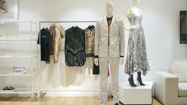 Koleksi terbatas kolaborasi Rabanne dengan H&M hidupkan lagi era retro dan disko