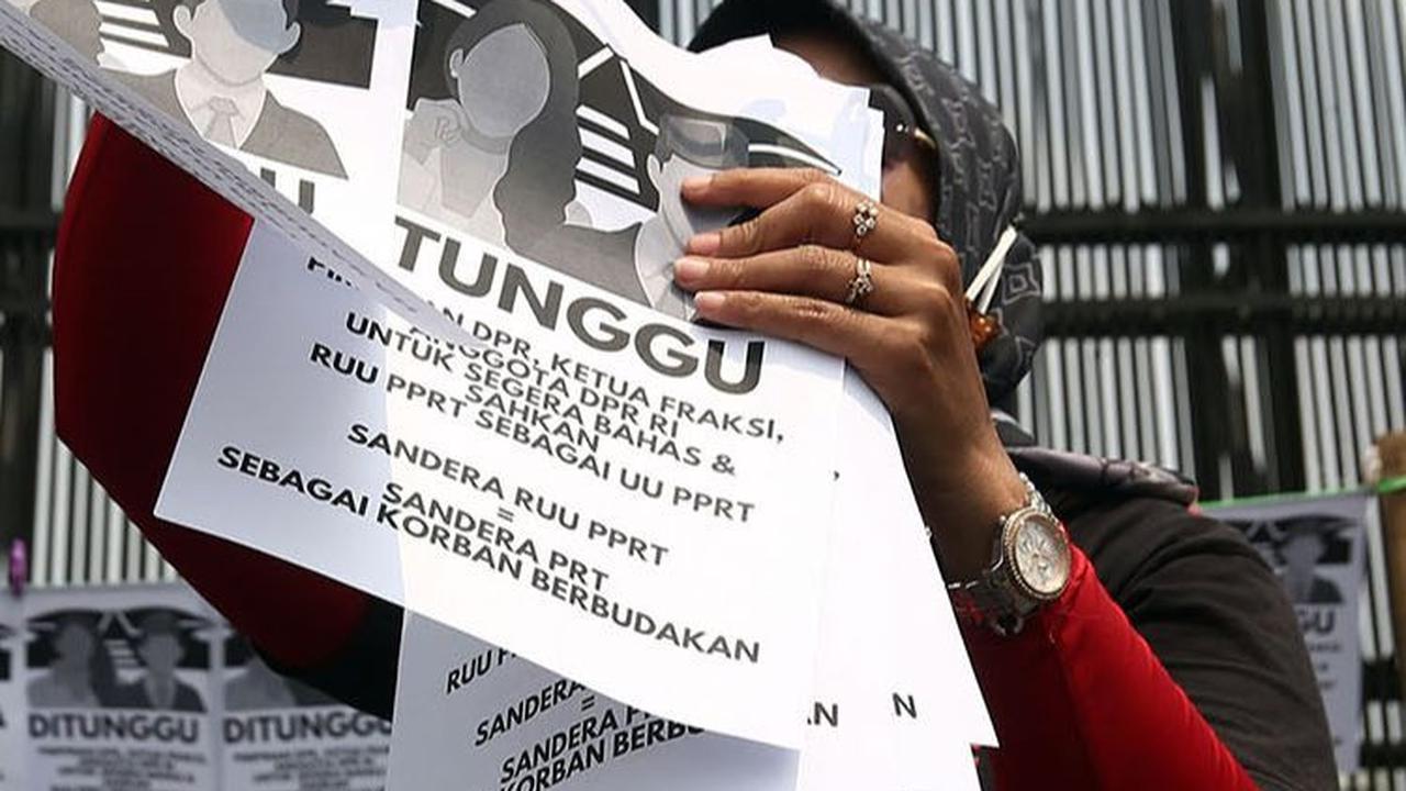 FOTO: Aksi Massa PRT Gantung Jemuran di Depan Gedung DPR Tuntut RUU PPRT Disahkan