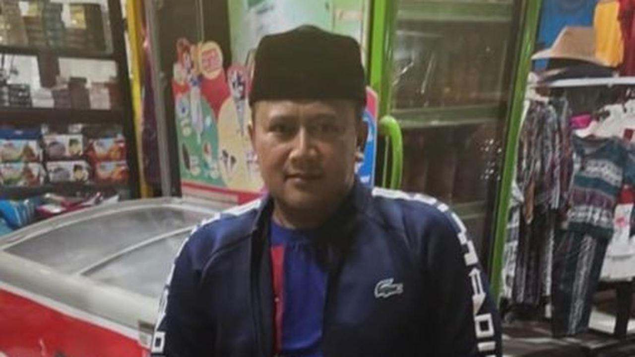 Gaya Santai Brigjen Polisi Anak Eks Kapolri, Pakai Celana Pendek Nongkrong di Depan Warung