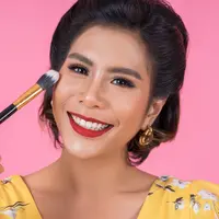 Seorang perempuan sedang tersenyum sambil memegang sebuah brush (Foto Dok: Freepik/jcomp).