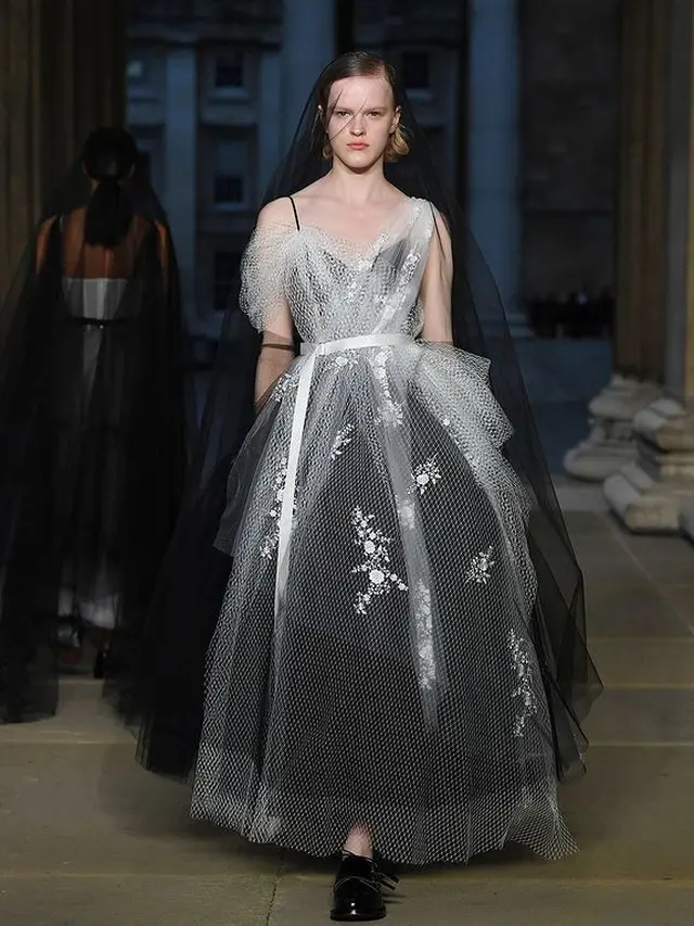 London Fashion Week Diselimuti Duka, Erdem Hadirkan Koleksi Gaun Ratu Elizabeth II Saat Penobatan