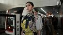 Model melintasi peron LRT saat memeragakan busana pada acara Jakarta Fashion & Food Festival (JFFF) 2019 di dalam gerbong Light Rail Transit (LRT) Jakarta rute Stasiun Velodrome-Stasiun Boulevard Utara, Jakarta, Selasa (13/8/2019). (merdeka.com/Iqbal Nugroho)