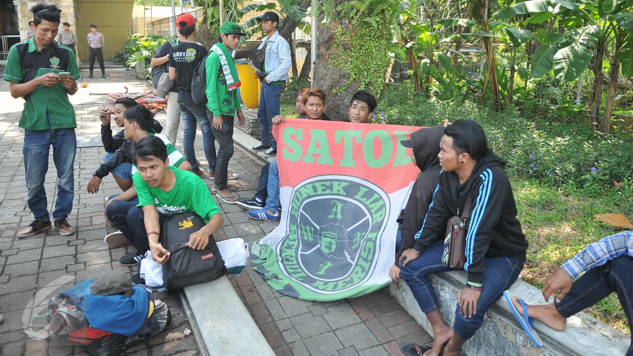 20160803-Bonek Bentangkan Spanduk di depan Pintu Masuk KLB PSSI-Jakarta