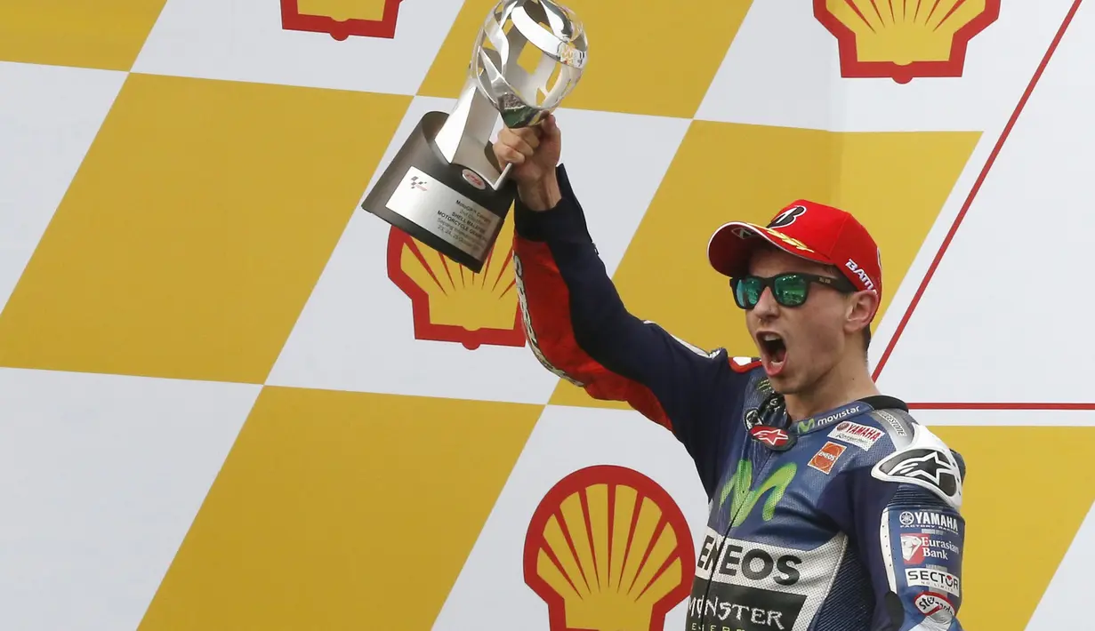 Pembalap Yamaha Jorge Lorenzo melakukan selebrasi usai finis ditempat kedua pada balapan MotoGP di Sirkuit Sepang, MotoGP Malaysia, Minggu (25/10/2015). Lorenzo masih dalam persaingan dengan Rossi menjadi jurara umum MotoGP. (REUTERS/Olivia Harris)