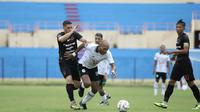 PSS Sleman ditekuk Persis Solo dalam laga uji coba tertutup&nbsp;Stadion Sultan Agung (SSA) Bantul, Kamis (18/1/2024). (Bola.com/Ana Dewi)