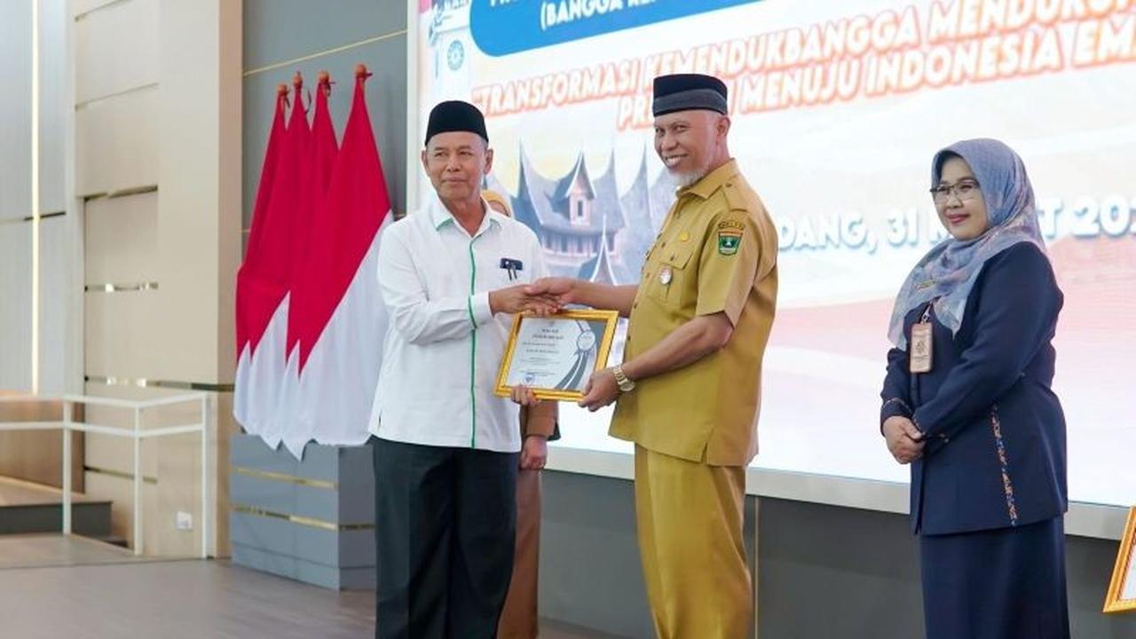 Baznas Solok Raih Penghargaan BKKBN Sumbar Berkat Program Genting dalam Percepatan Penurunan Stunting