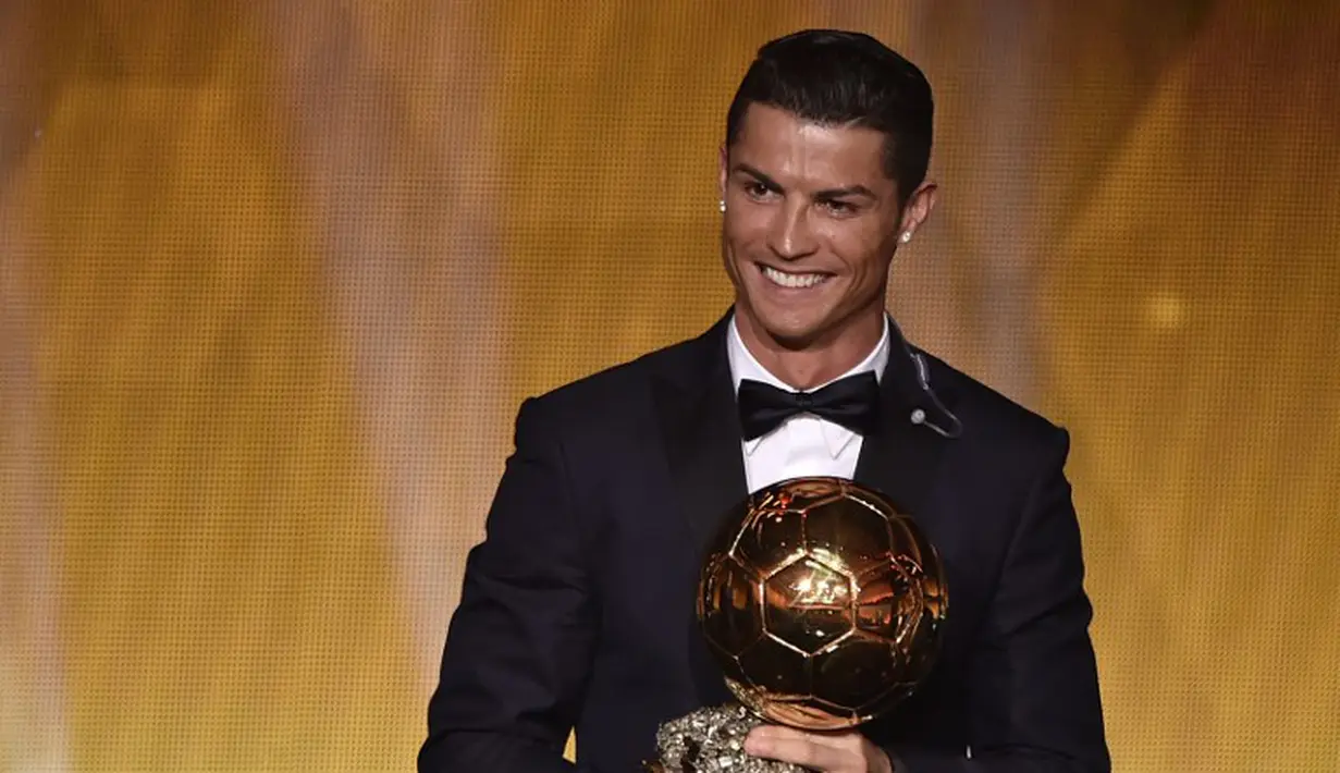 Cristiano Ronaldo terpilih sebagai Pesepakbola Terbaik Dunia 2014 dalam ajang FIFA Ballon d'Or, Swiss, Senin (12/1/2015). (AFP PHOTO/Fabrice COFFRINI)