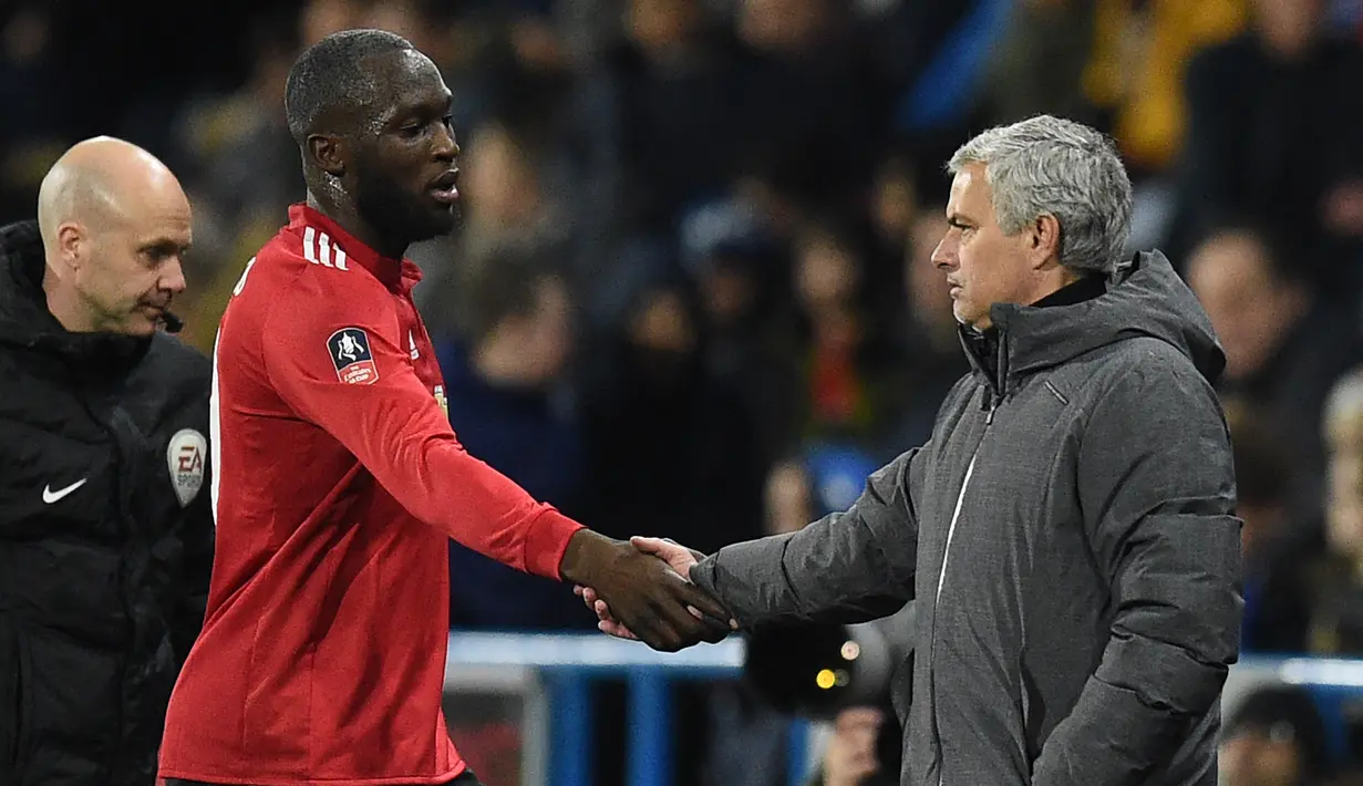 Pemain berusia 30 tahun tersebut akan bereuni dengan Jose Mourinho di Roma. (Photo by Oli SCARFF / AFP)