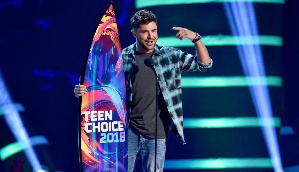 Aktor Zac Efron menerima penghargaan pada Teen Choice Awards di California, 12 Agustus 2018. Malam itu Zac berhasil membawa pulang tiga piala untuk kategori Aktor Drama Terbaik, Kolaborasi Terbaik, dan Film Terbaik. ( Chris Pizzello/Invision/AP)