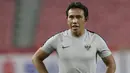 Pelatih Timnas Indonesia, Bima Sakti, memberikan instruksi saat latihan di Stadion Rajamangala, Bangkok, Jumat, (16/11). Latihan ini persiapan jelang laga Piala AFF 2018 melawan Thailand. (Bola.com/M. Iqbal Ichsan)