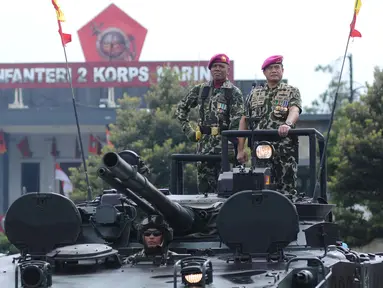 Kasal, Laksamana TNI Ade Supandi (kanan) saat memimpin upacara HUT Korps Marinir ke-72 di Kesatrian Marinir Hartono, Cilandak, Jakarta, Rabu (15/11). HUT Marinir ke-72 bertema Marinir Prajurit Pejuang dan Profesional. (Liputan6.com/Helmi Fithriansyah)