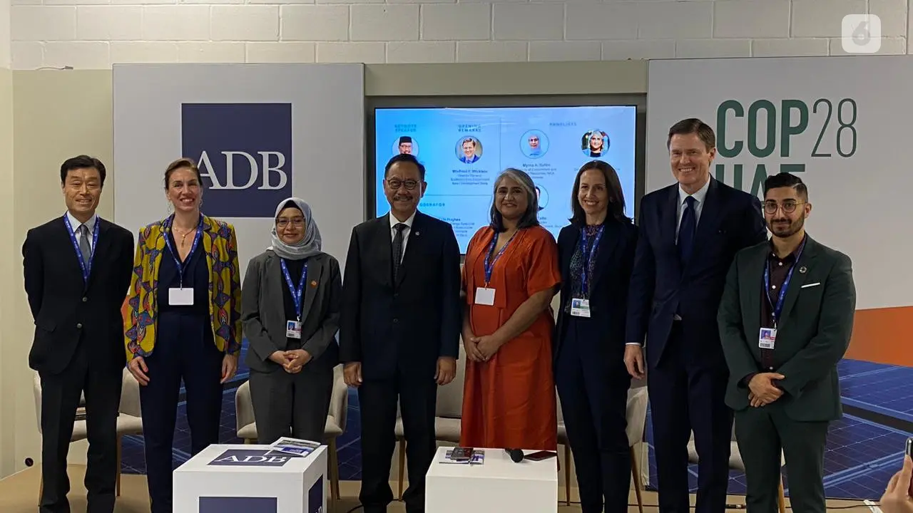 Kepala Otorita Ibu Kota Nusantara (OIKN) Bambang Susantono secara resmi telah meluncurkan dokumen Nusantara's Net Zero Emission Strategy/RLDC di COP28 Dubai, UEA, Minggu (3/12/2023) (Liputan6.com/Teddy Tri Setio Berty).