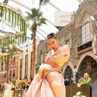 Di karpet kuning, Patricia Gouw tampil dalam gaun ballgown rose gold karya Adeline Ester yang langsung mengingatkan pada siluet ikonis sang penyihir baik, Glinda. [@patriciagouw].