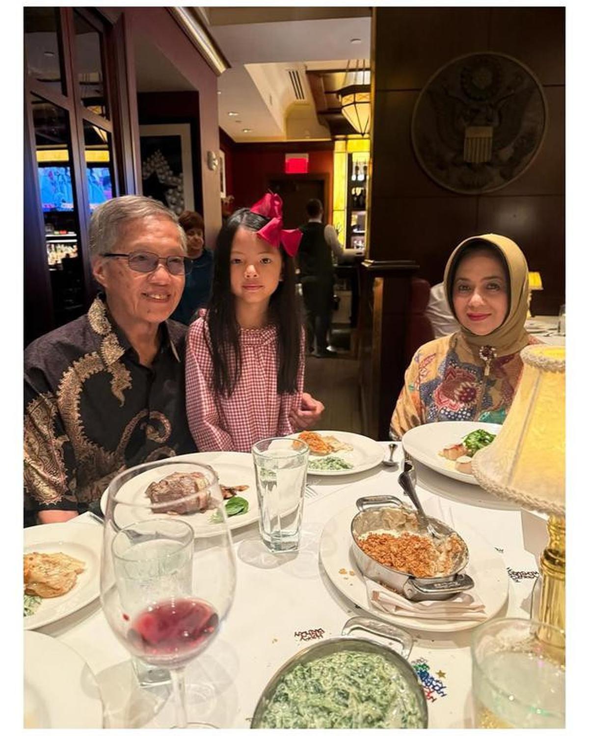 6 Potret Farah Quinn Bareng Ayah-Ibu yang Jarang Tersorot, Kumpul di Amerika