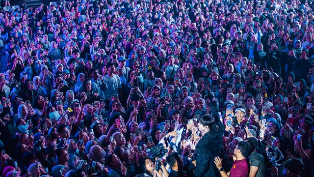 dalam konsernya eaJ interkasi langsung dengan para penggemarnya, Senayan, pada Jumat (21/11/2025) (Dok.Preskit konser eaJ)