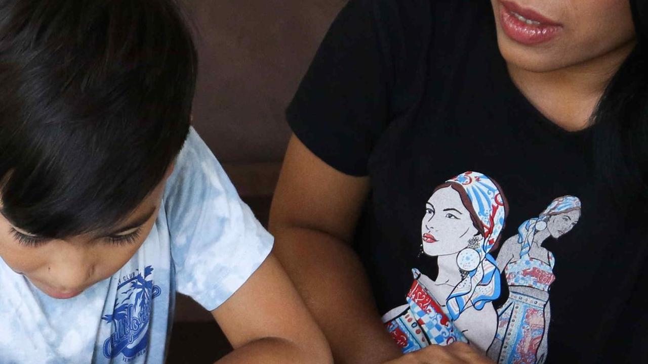 Di Rumania, Dewi tidak hanya membangun keluarga kecil bersama suaminya, tetapi ia juga melestarikan tradisi seni<br>tari Bali.<br>