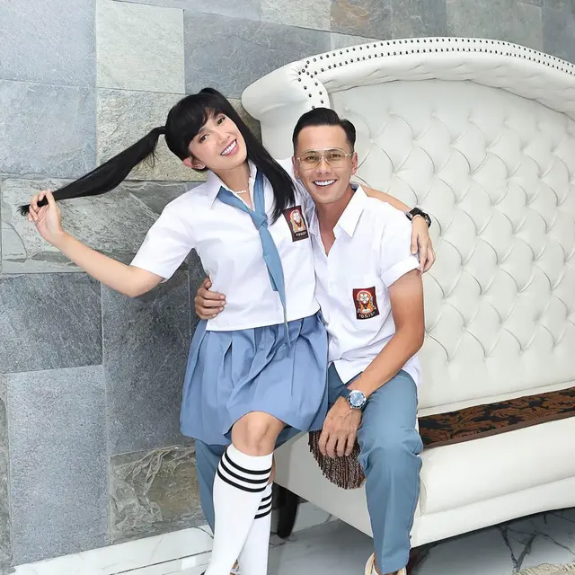 Potret 6 Pasangan Artis Pakai Seragam SMA di Ultah Ussy Sulistiawaty, Bak ABG